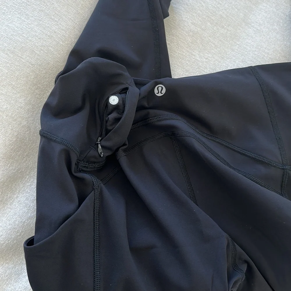 Lululemon Sole Training Crop with New York details Sz 8 ๐๐ปโโ๏ธ๐ง๐ปโโ๏ธ - Picture 8 of 11